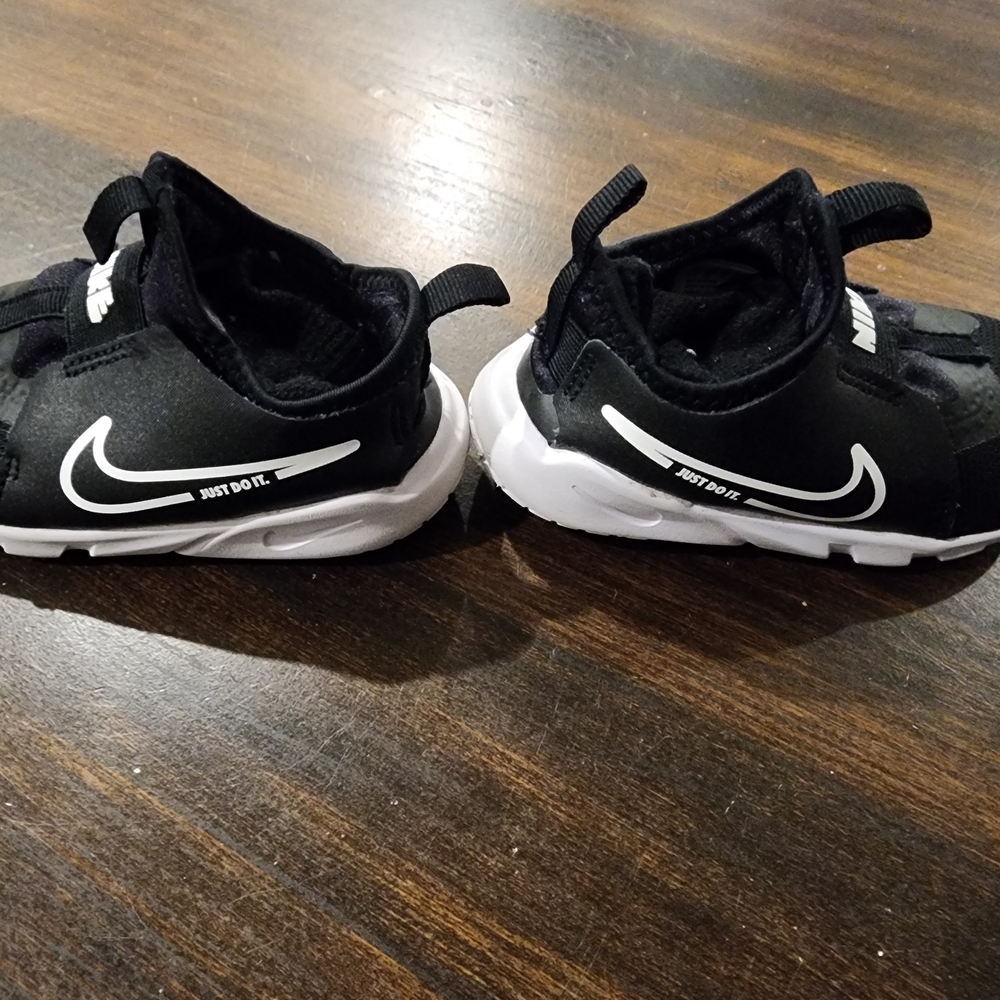 Nike Toddler Black Sneakers Flex Runner - Size 9c - Picture 3 of 6